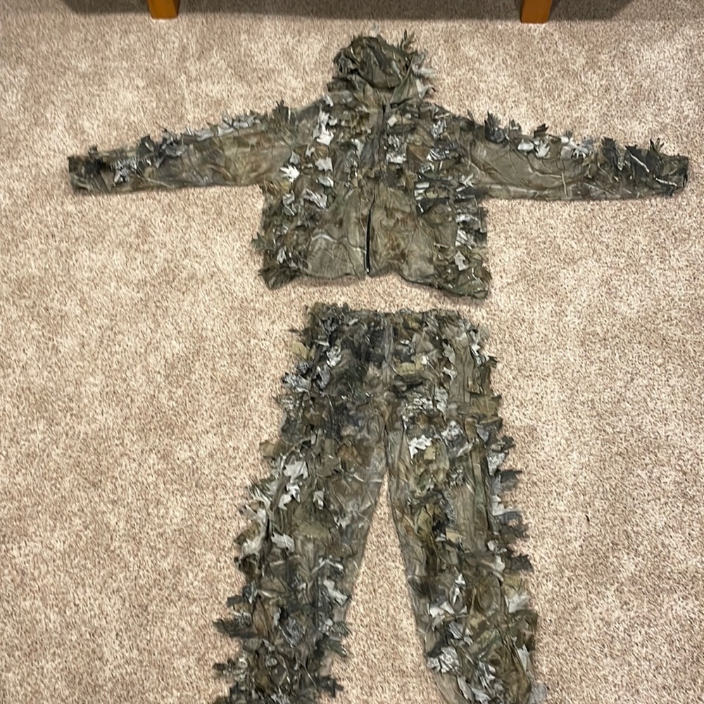 Men’s L/XL netted camo hunting leaf suit